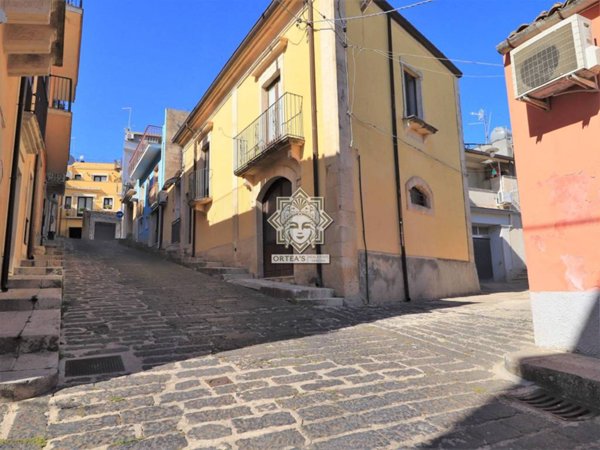 casa indipendente in vendita a Palazzolo Acreide