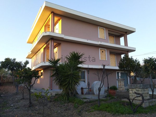 casa indipendente in vendita a Rosolini