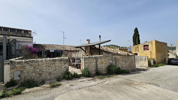 casa indipendente in vendita a Rosolini