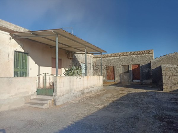 pentavano in vendita a Rosolini