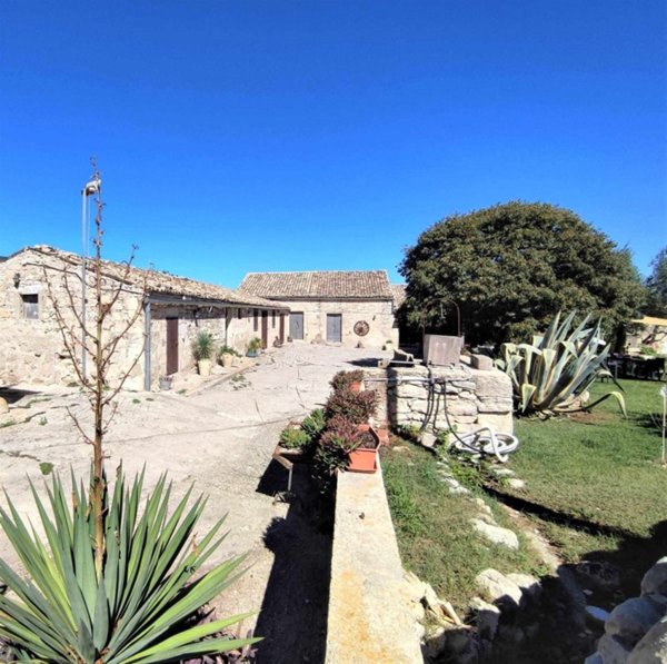 casa indipendente in vendita a Rosolini