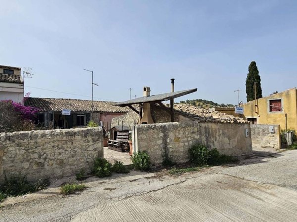 casa indipendente in vendita a Rosolini