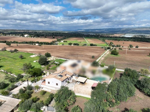 casa indipendente in vendita a Rosolini