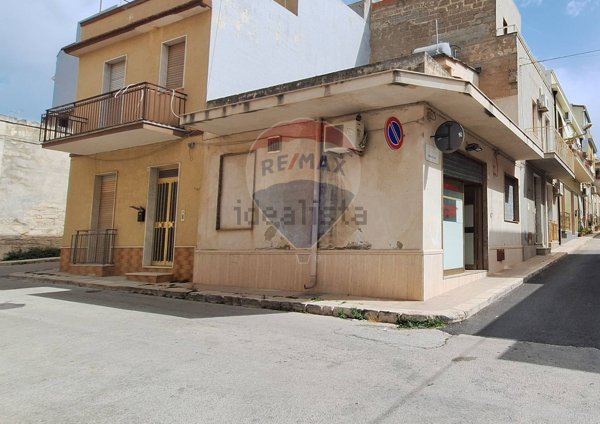 locale commerciale in vendita a Rosolini