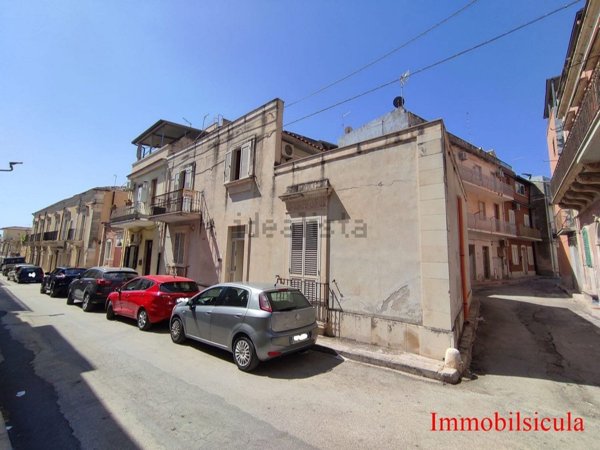 casa indipendente in vendita a Rosolini