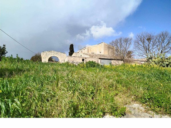 pentavano in vendita a Rosolini