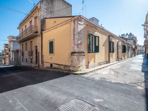 casa indipendente in vendita a Rosolini