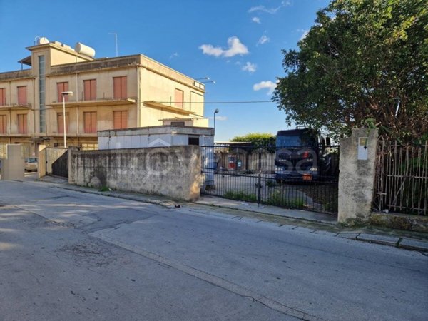 locale commerciale in vendita a Rosolini