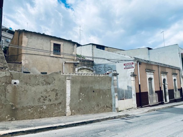 pentavano in vendita a Rosolini