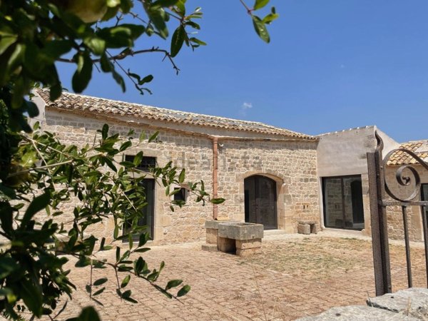 casa indipendente in vendita a Rosolini