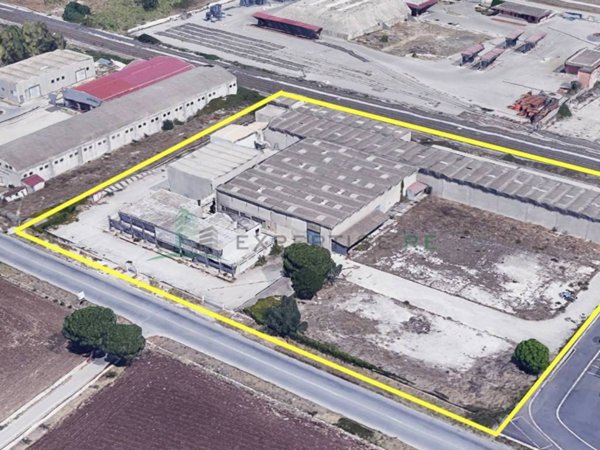 locale commerciale in vendita a Siracusa in zona Targia