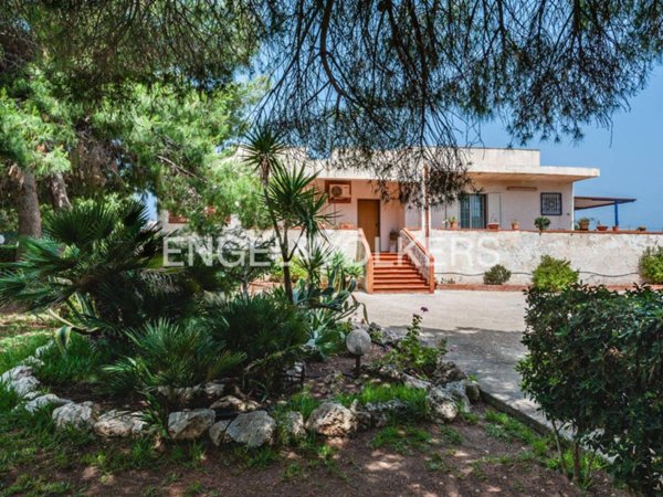 casa indipendente in vendita a Siracusa in zona Isola / Plemmirio