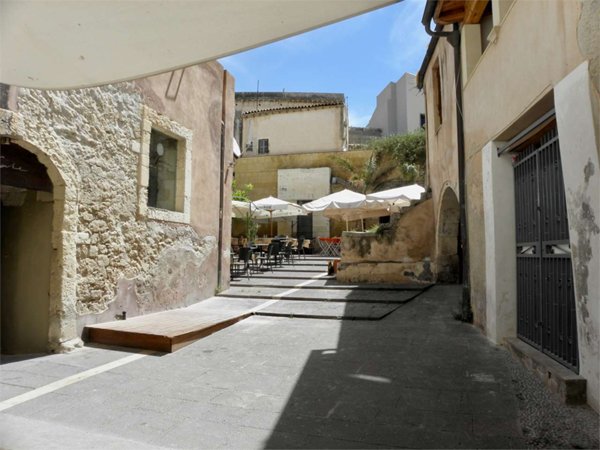locale commerciale in vendita a Siracusa in zona Isola Ortigia