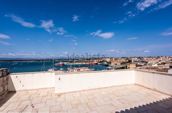 appartamento in vendita a Siracusa in zona Isola Ortigia