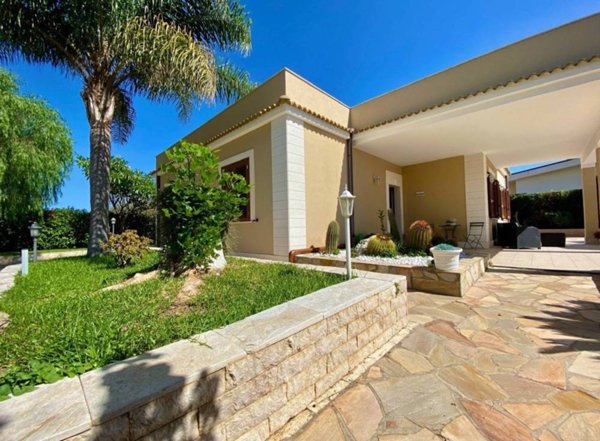 casa indipendente in vendita a Siracusa in zona Fontane Bianche