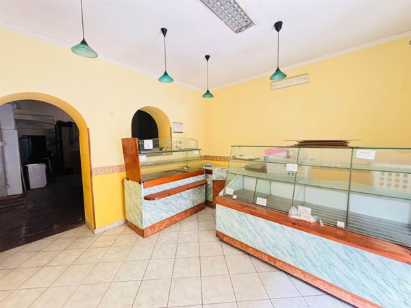 negozio in vendita a Siracusa in zona Borgata