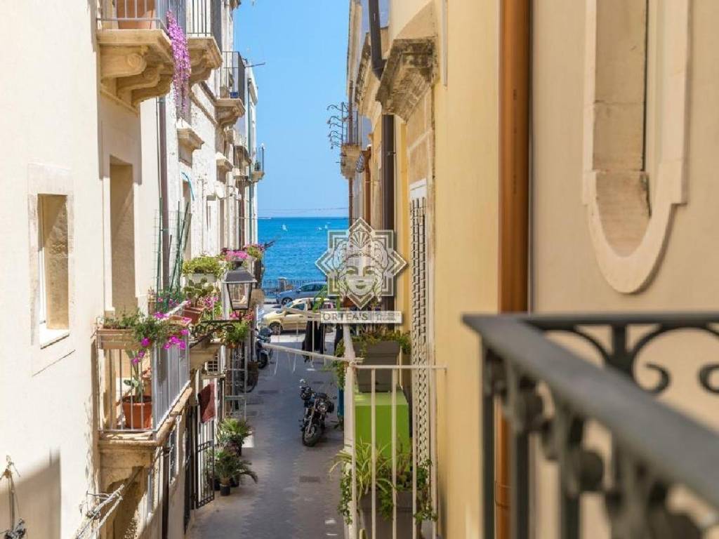 intera palazzina in vendita a Siracusa in zona Isola Ortigia