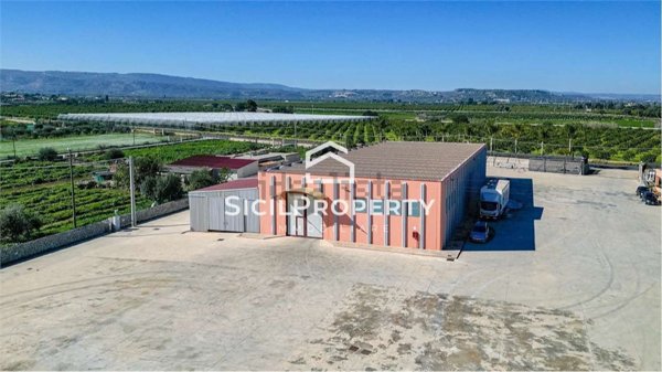 locale di sgombero in vendita a Siracusa in zona Cassibile