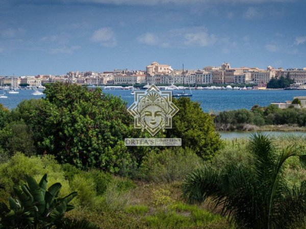 casa indipendente in vendita a Siracusa in zona Isola Ortigia