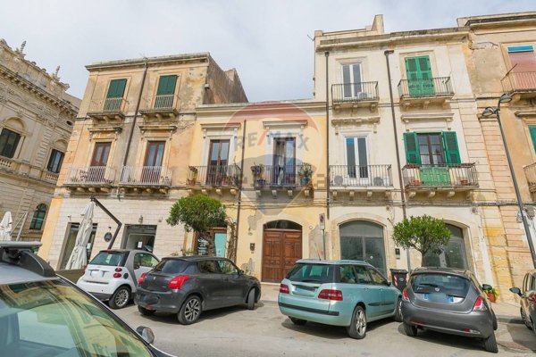 pentavano in vendita a Siracusa in zona Isola Ortigia