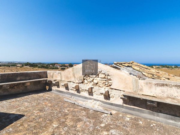 negozio in vendita a Siracusa in zona Isola / Plemmirio