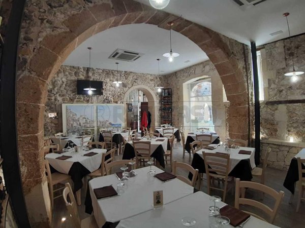 locale commerciale in vendita a Siracusa in zona Isola Ortigia