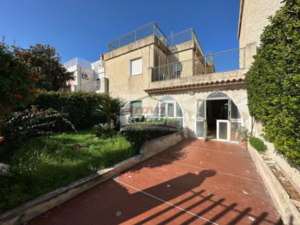 casa indipendente in vendita a Siracusa in zona Fontane Bianche