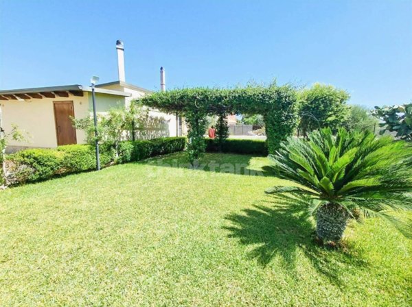 casa indipendente in vendita a Siracusa in zona Fontane Bianche