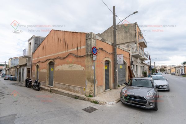 locale commerciale in vendita a Siracusa in zona Isola Ortigia