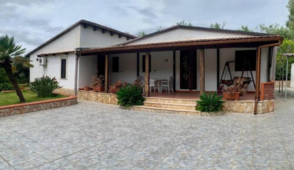 casa indipendente in vendita a Siracusa in zona Fontane Bianche