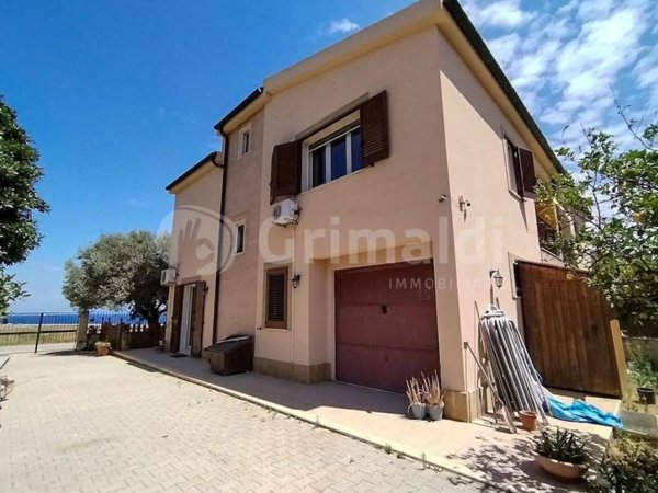 casa indipendente in vendita a Siracusa in zona Grottasanta