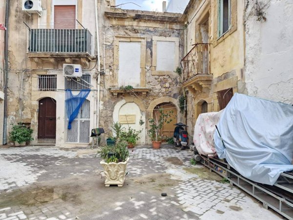 casa indipendente in vendita a Siracusa in zona Isola Ortigia