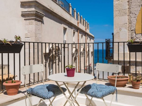 casa indipendente in vendita a Siracusa in zona Isola Ortigia