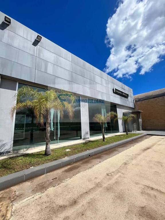 locale commerciale in vendita a Siracusa in zona Targia