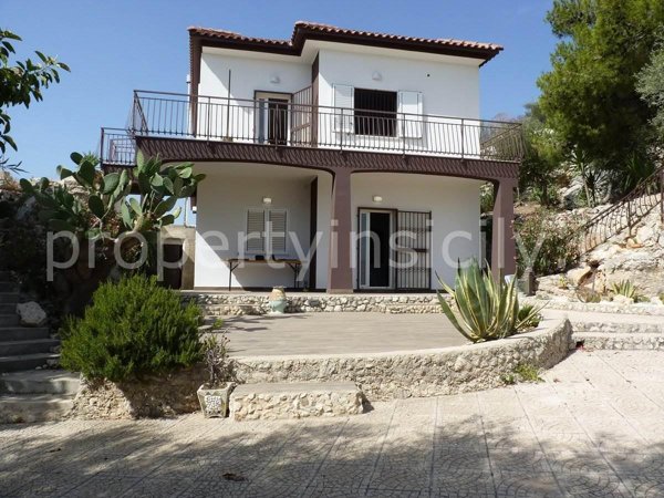 casa indipendente in vendita a Siracusa in zona Fontane Bianche