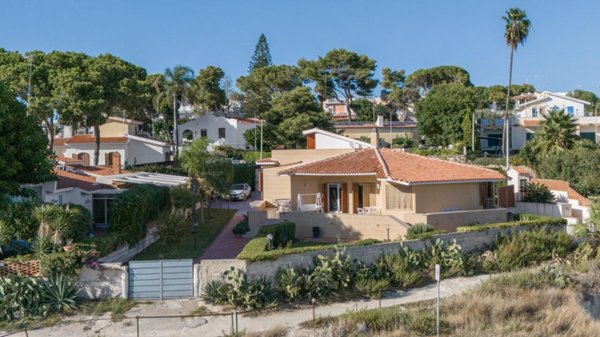 casa indipendente in vendita a Siracusa in zona Fontane Bianche