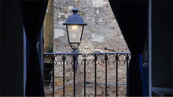 pentavano in vendita a Siracusa in zona Isola Ortigia