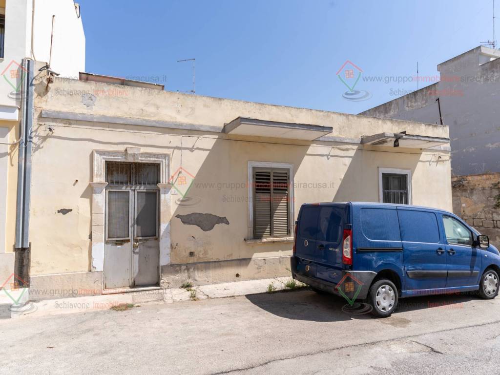 casa indipendente in vendita a Siracusa in zona Grottasanta
