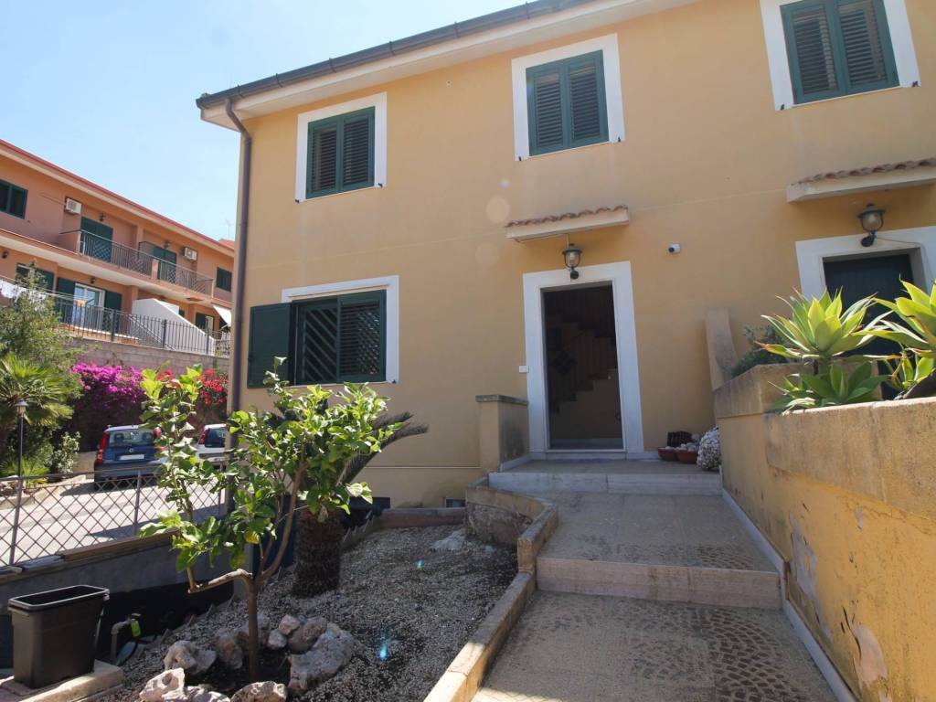 casa indipendente in vendita a Siracusa in zona Belvedere