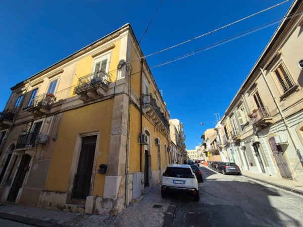intera palazzina in vendita a Siracusa in zona Borgata