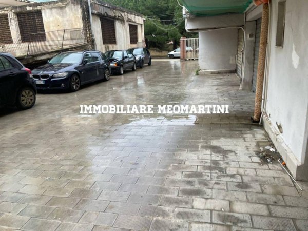 negozio in vendita a Siracusa in zona Borgata