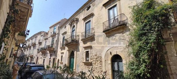 casa indipendente in vendita a Siracusa in zona Isola Ortigia