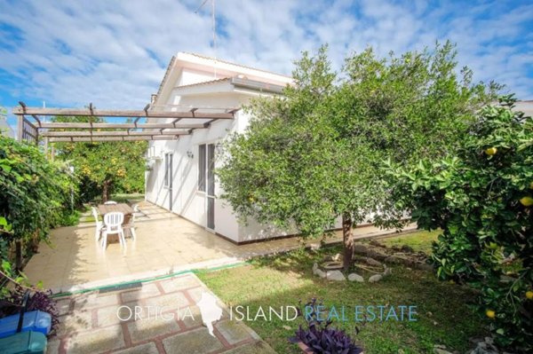 casa indipendente in vendita a Siracusa in zona Isola / Plemmirio