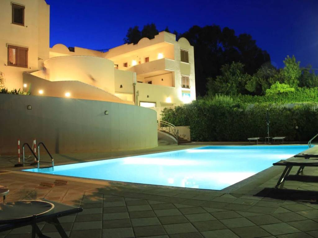 intera palazzina in vendita a Siracusa in zona Fontane Bianche