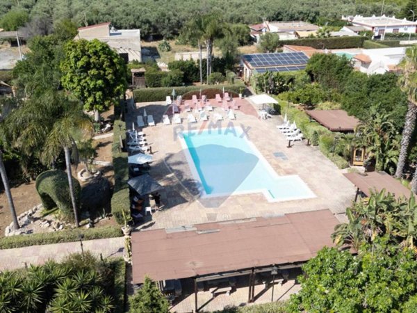 negozio in vendita a Siracusa in zona Fontane Bianche