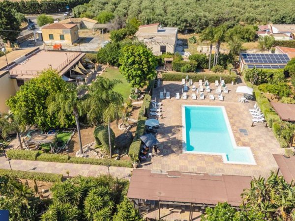 negozio in vendita a Siracusa in zona Fontane Bianche