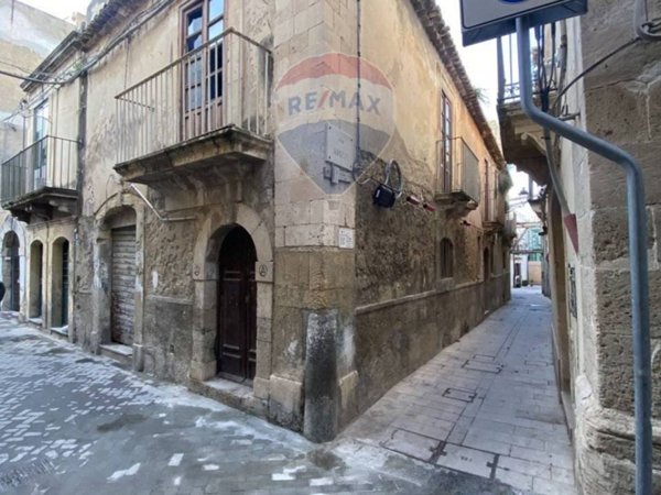 casa indipendente in vendita a Siracusa in zona Isola Ortigia