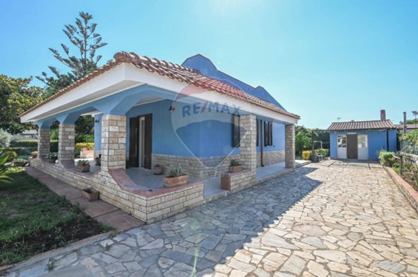 casa indipendente in vendita a Siracusa in zona Fontane Bianche