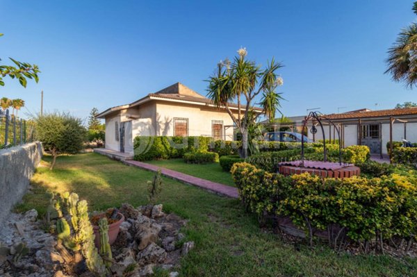 casa indipendente in vendita a Siracusa in zona Arenella