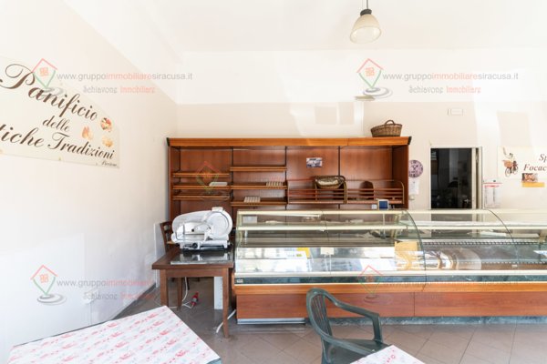 locale commerciale in vendita a Siracusa in zona Grottasanta